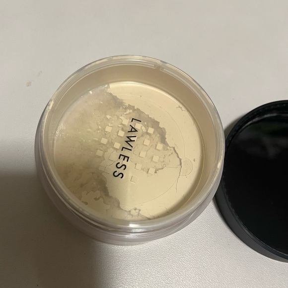 Lawless face loose setting powder - Picture 2 of 3
